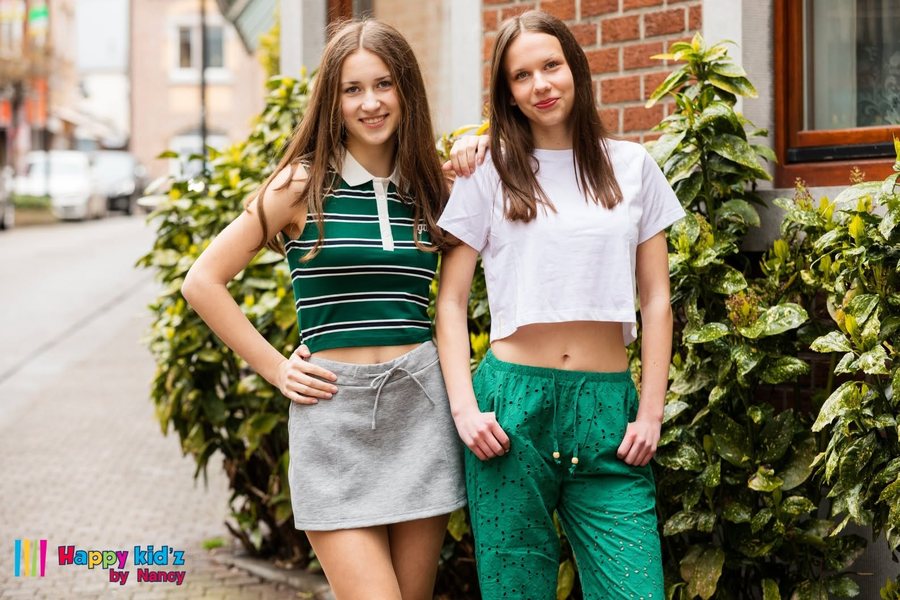 Deux adolescentes en tenues streetwear, look Happy Kid'z by Nancy.